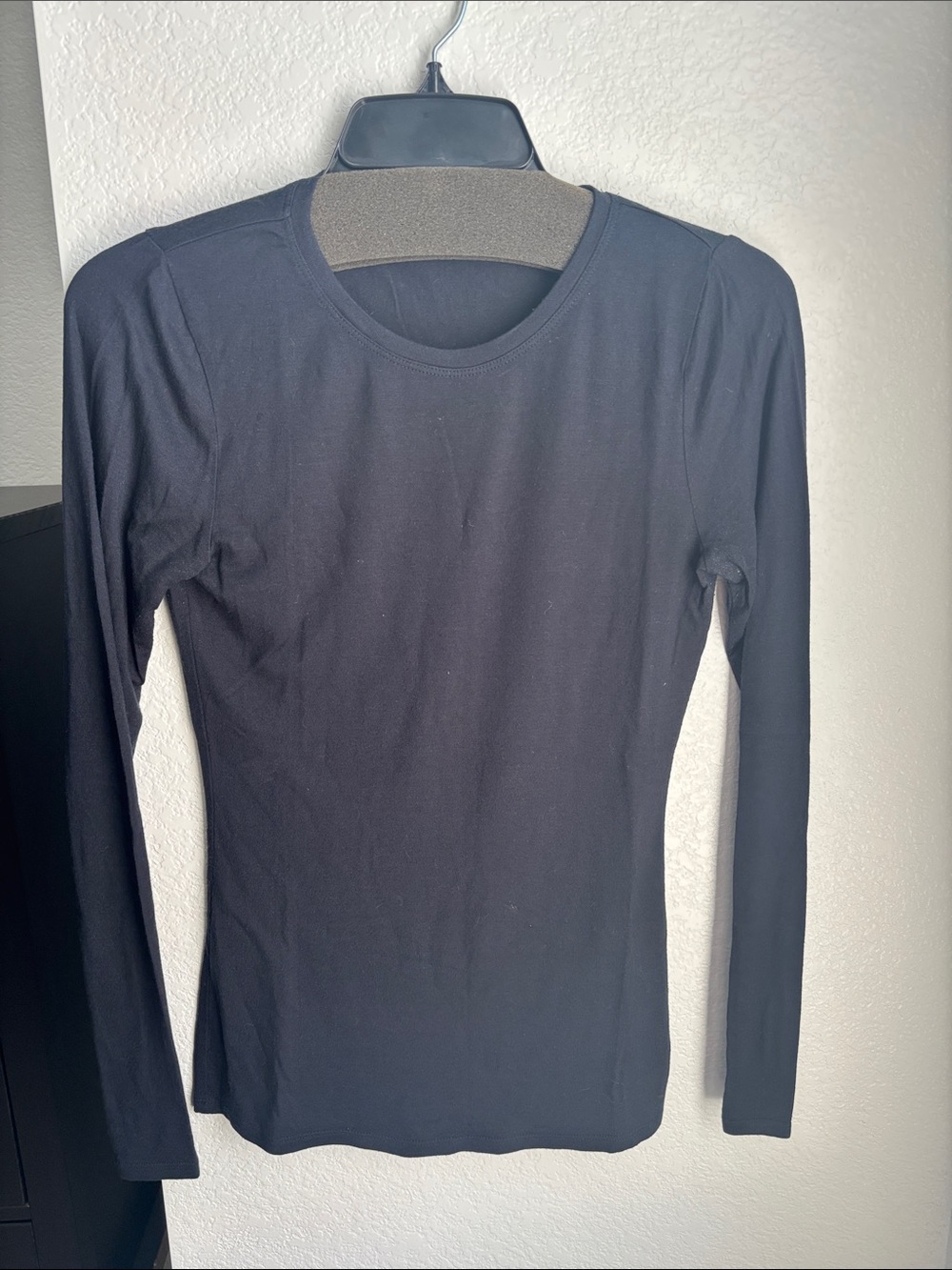 Elie Tahari Black Long-Sleeve Crewneck Tee